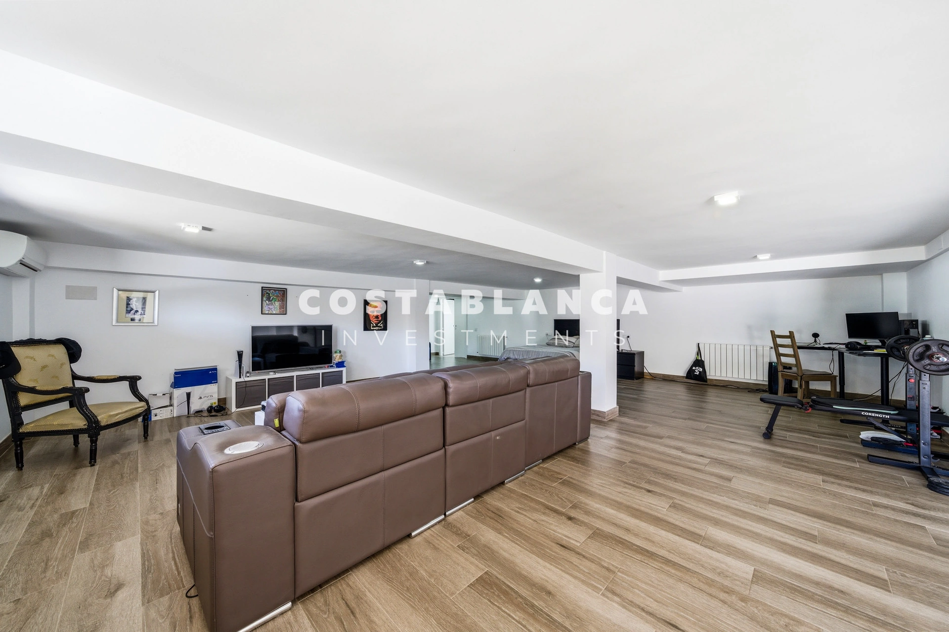 Vilă de lux complet recondiționată cu apartament privat, piscină și vedere la munte, de vânzare în Benidorm.