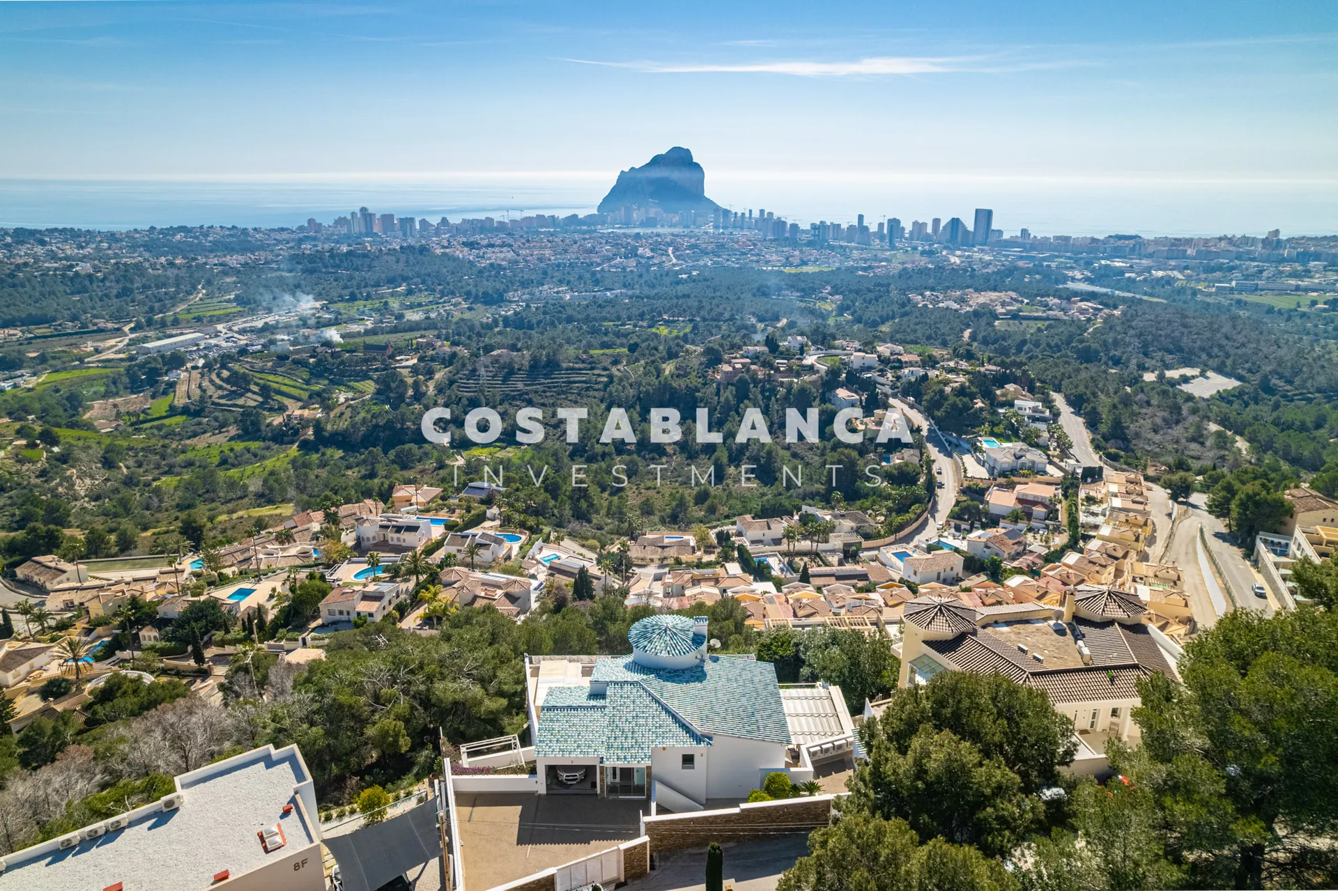 Vilă impresionantă cu vederi panoramice la mare de vânzare în Calpe.