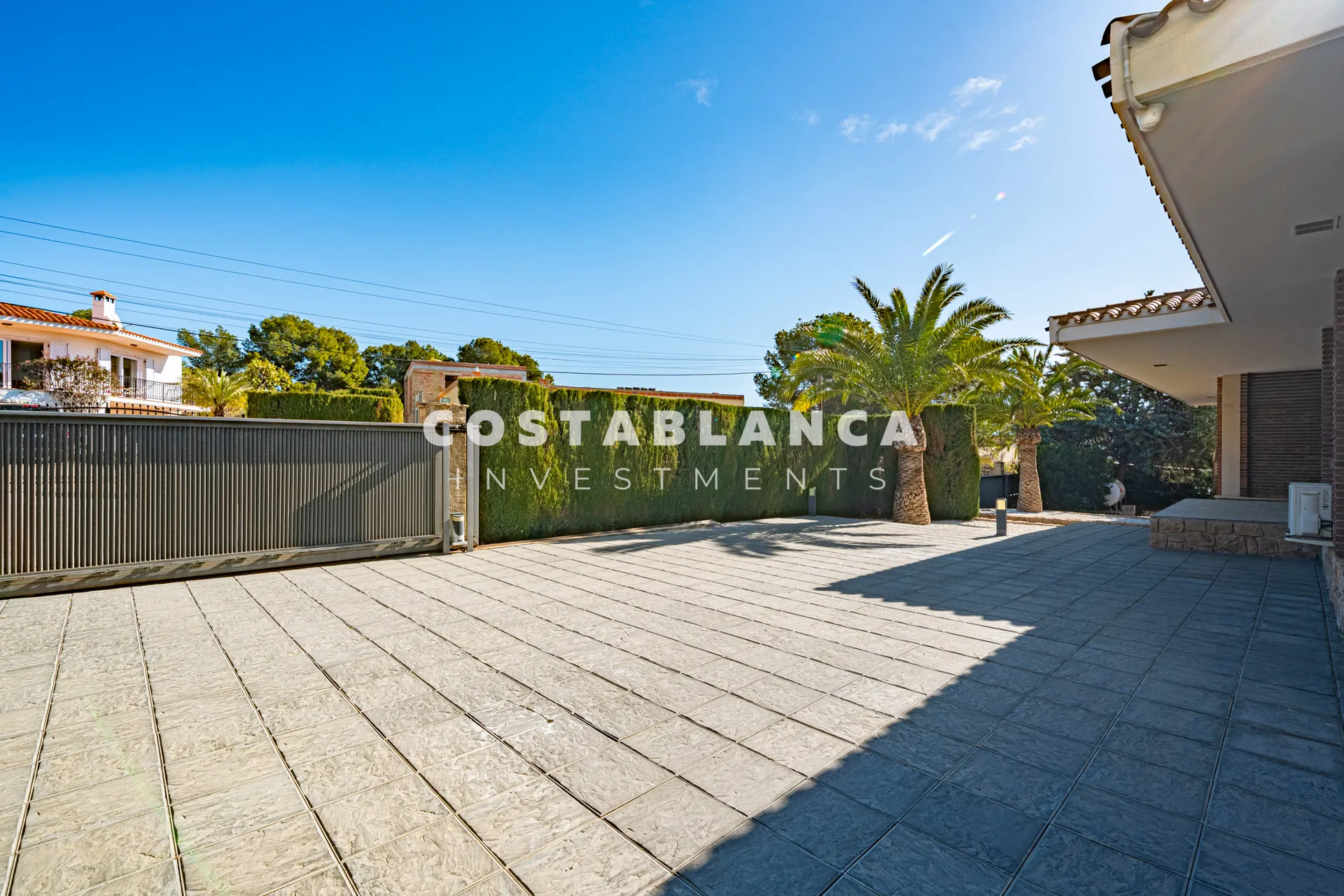 Vilă de lux complet recondiționată cu apartament privat, piscină și vedere la munte, de vânzare în Benidorm.
