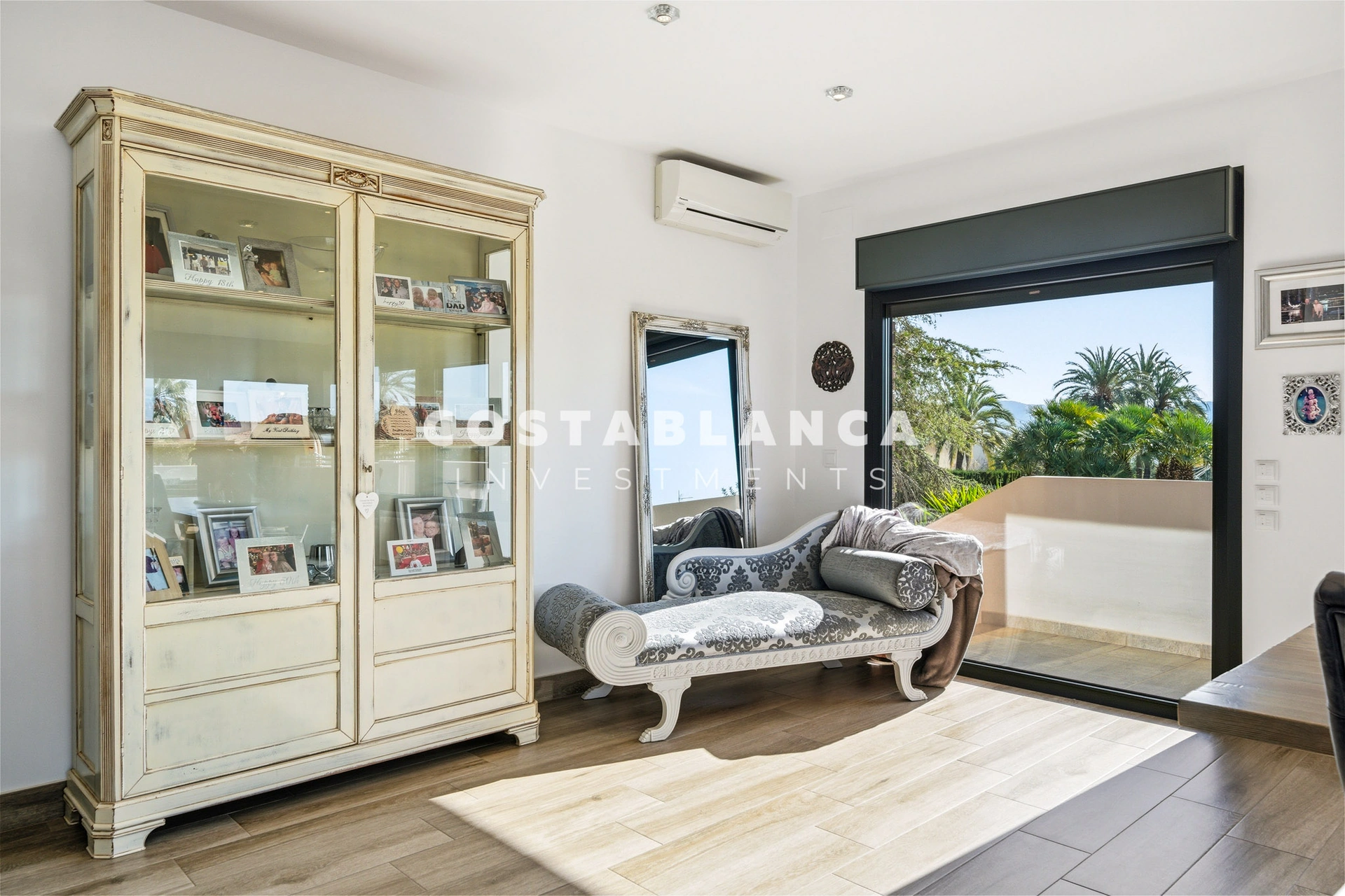 Vilă de lux complet recondiționată cu apartament privat, piscină și vedere la munte, de vânzare în Benidorm.