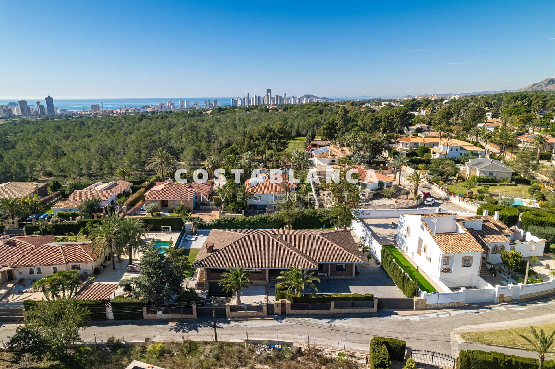 Vilă de lux complet recondiționată cu apartament privat, piscină și vedere la munte, de vânzare în Benidorm.