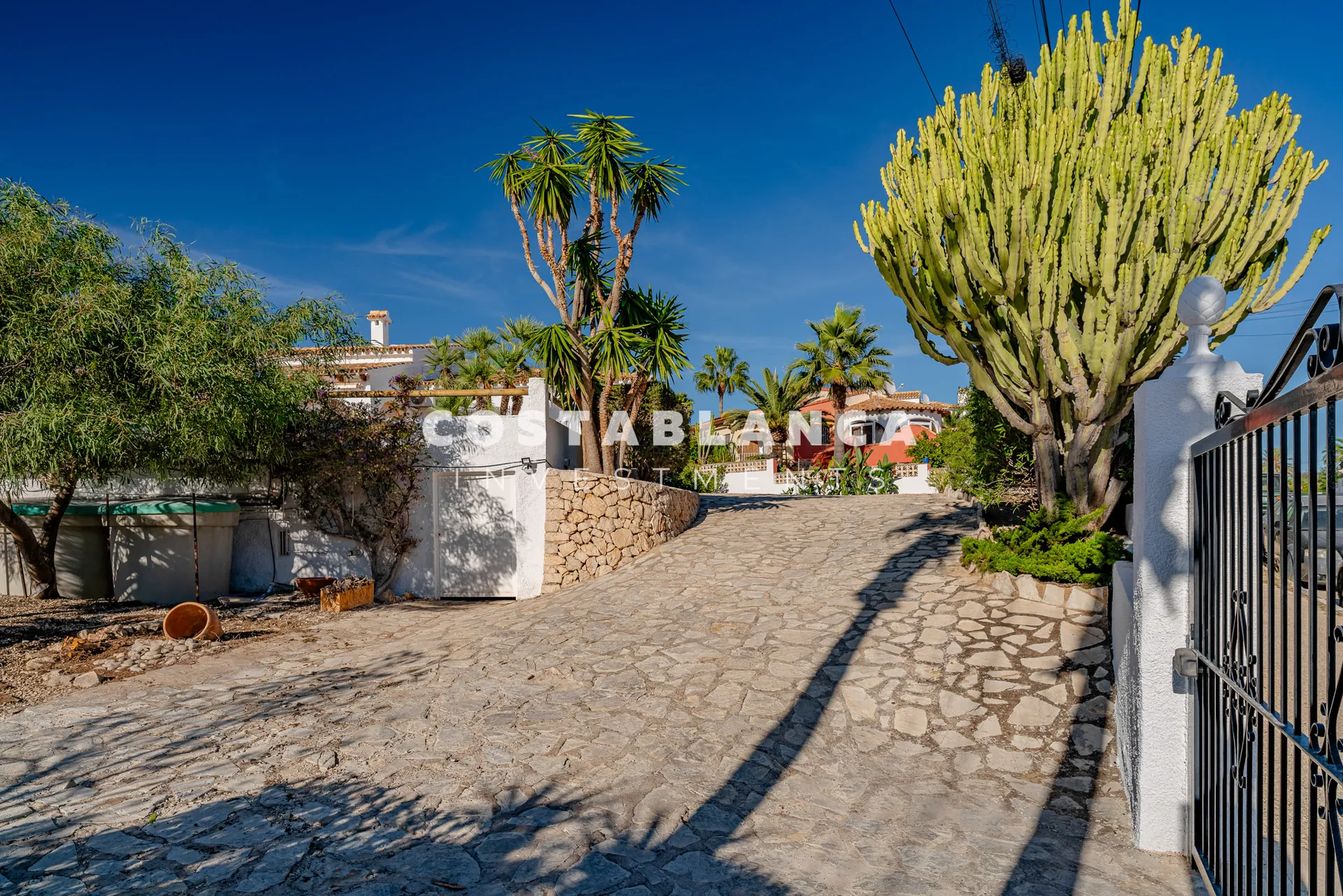 Vila de vis în stil Ibiza, pe o parcelă dublă cu vedere la Peñón de Ifach, de vânzare în Calpe.
