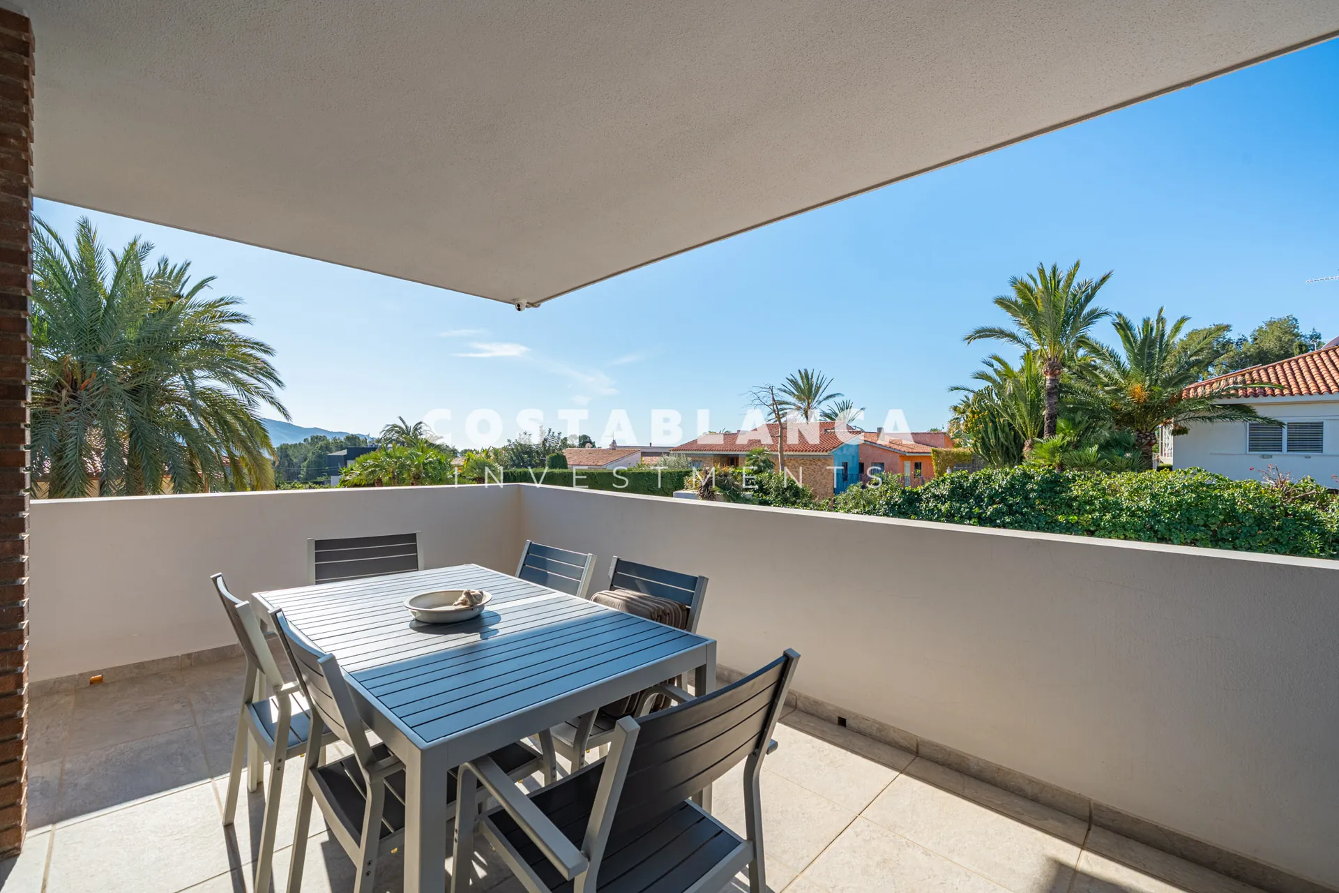 Vilă de lux complet recondiționată cu apartament privat, piscină și vedere la munte, de vânzare în Benidorm.