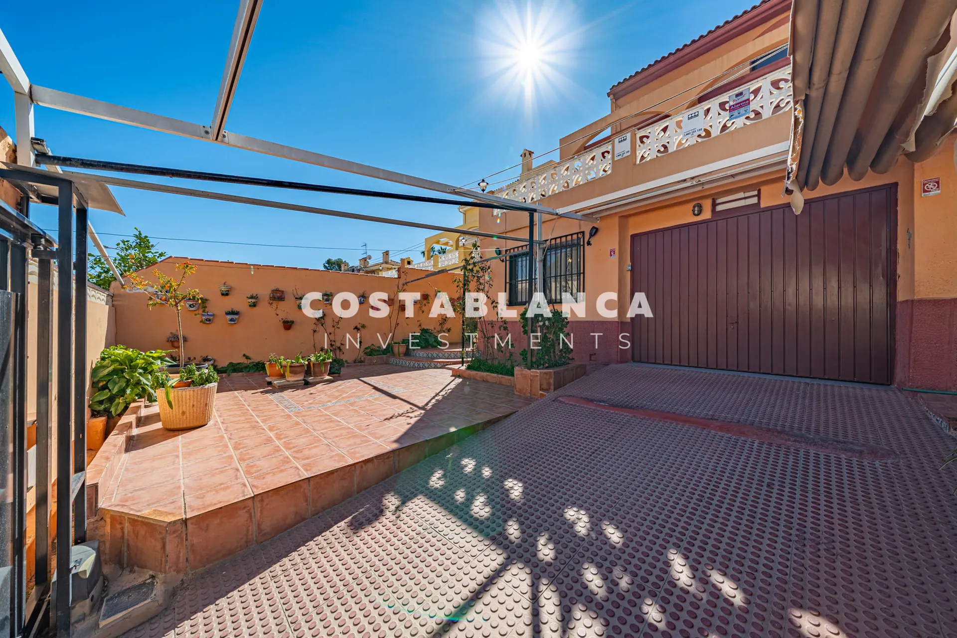 Large family home with pool and summer kitchen for sale in La Nucía.