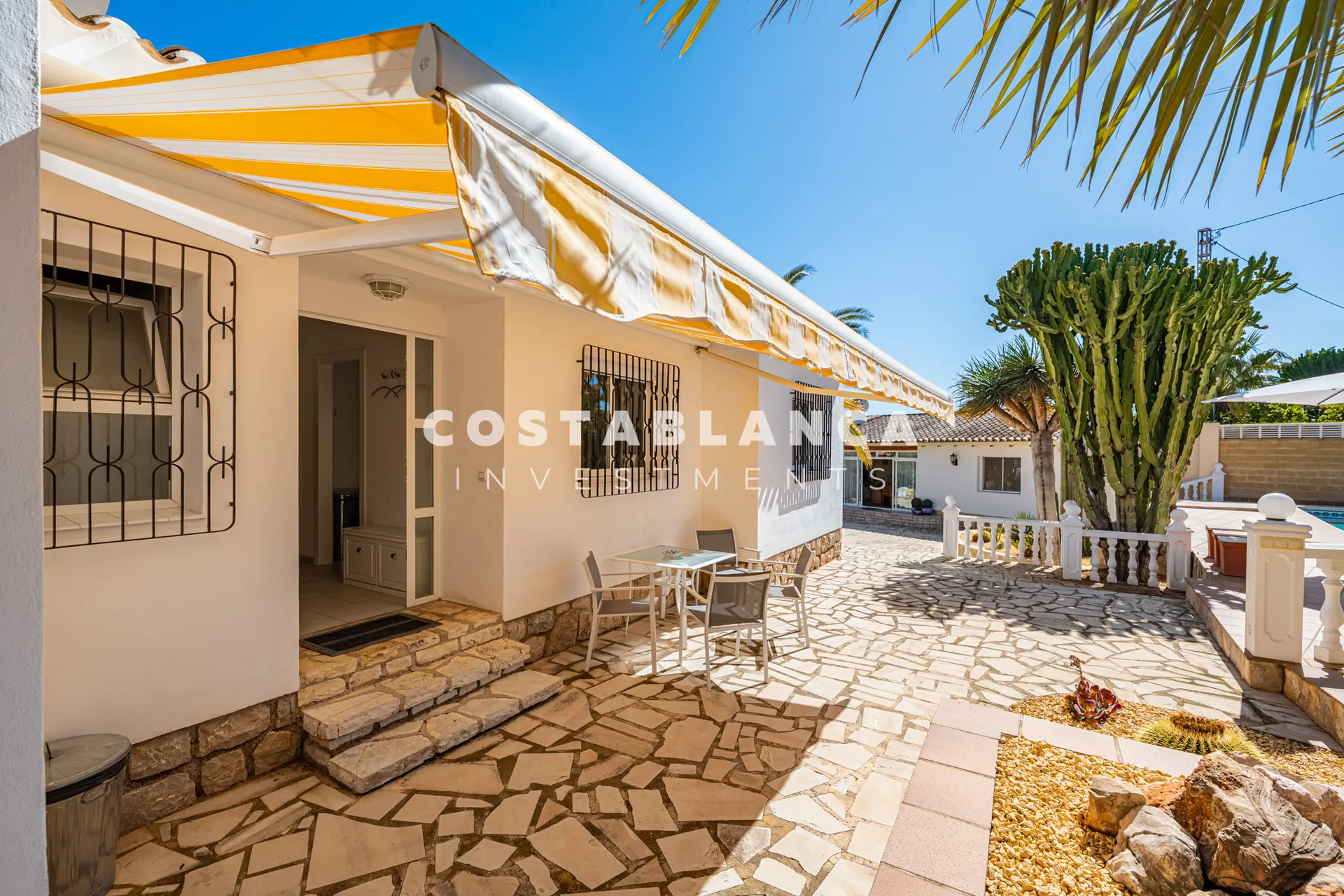 Charming villa with independent guest apartment and pool for sale in La Nucía.