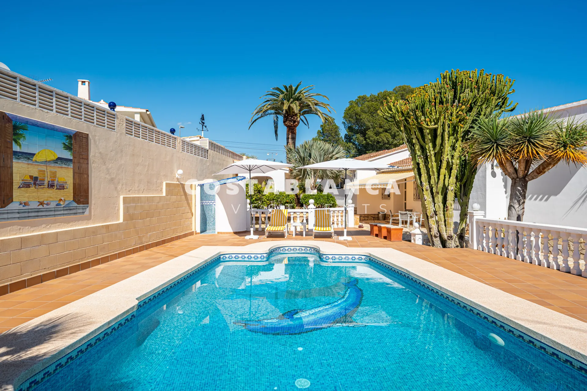 Charming villa with independent guest apartment and pool for sale in La Nucía.
