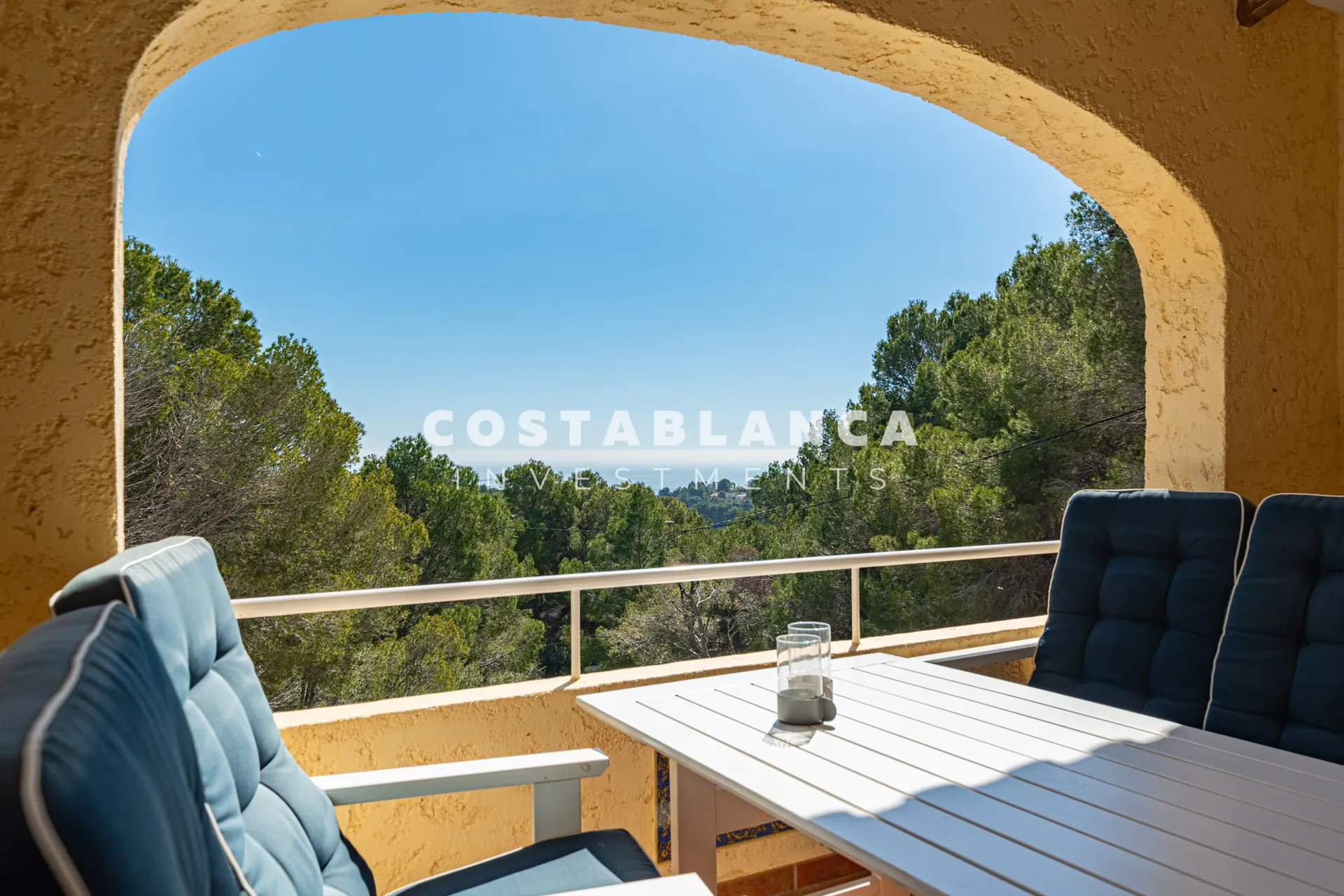 Vila privată cu vedere la mare pe o parcelă de 2.120 m2 de vânzare în Altea.