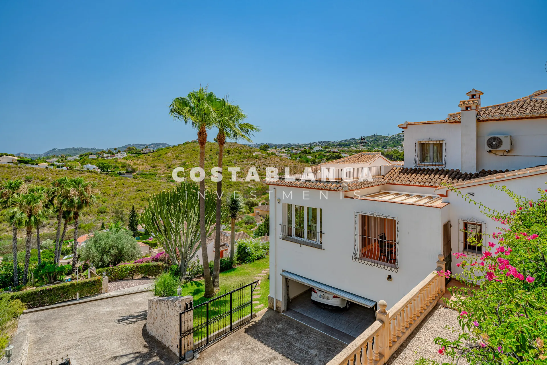 Luxury double plot with uninterrupted views of the green area and the sea for sale in Jávea.