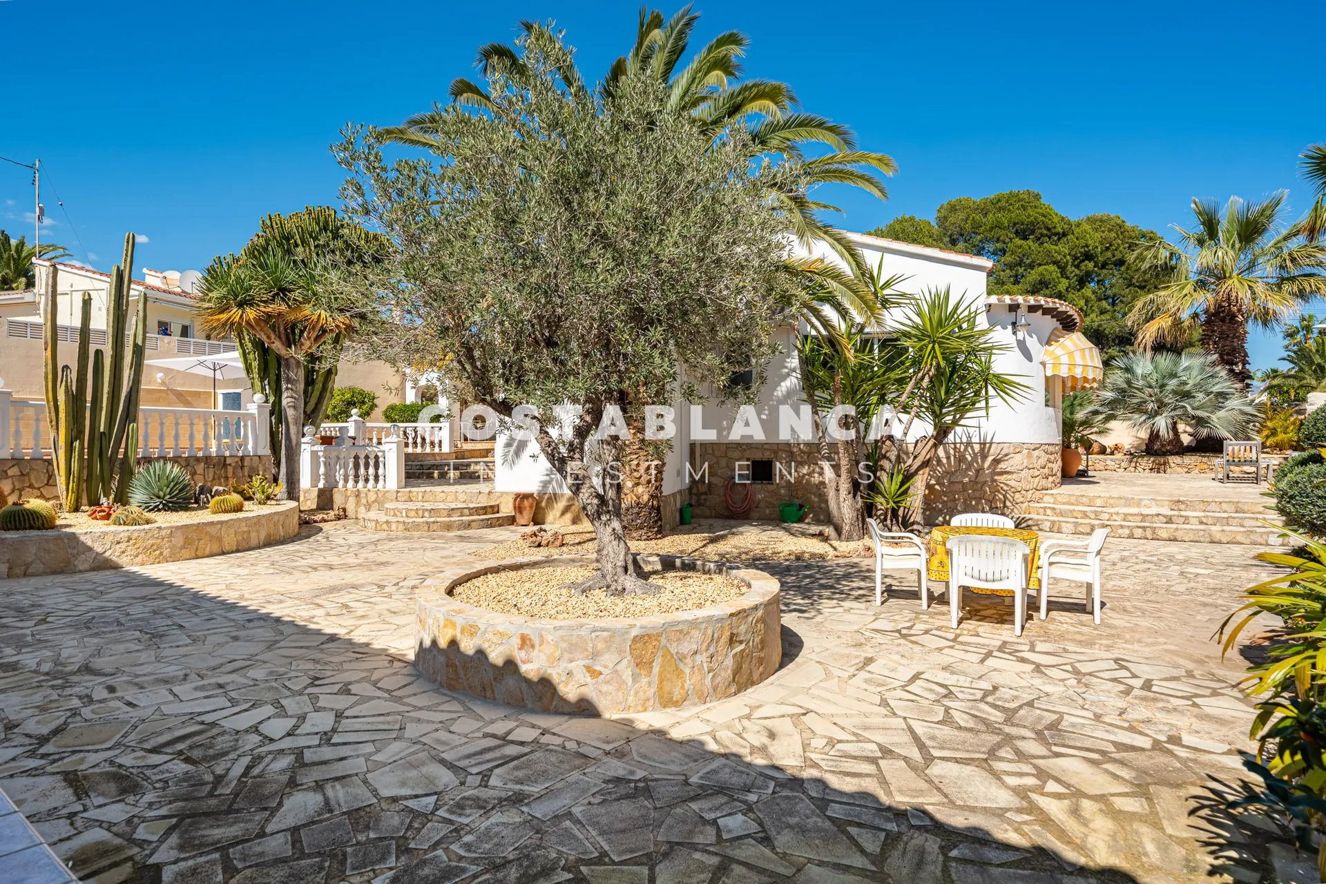 Charming villa with independent guest apartment and pool for sale in La Nucía.