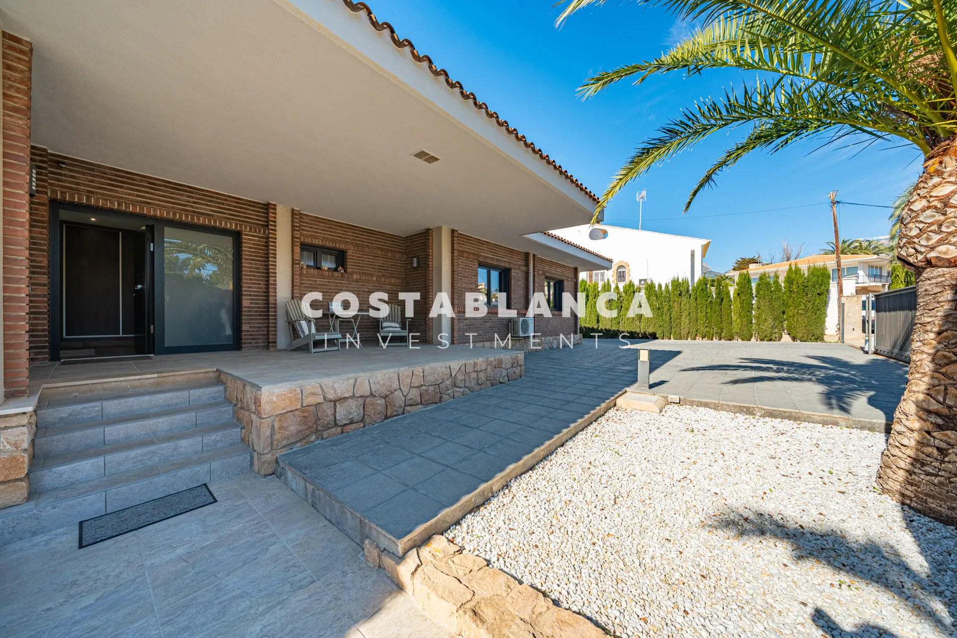 Vilă de lux complet recondiționată cu apartament privat, piscină și vedere la munte, de vânzare în Benidorm.