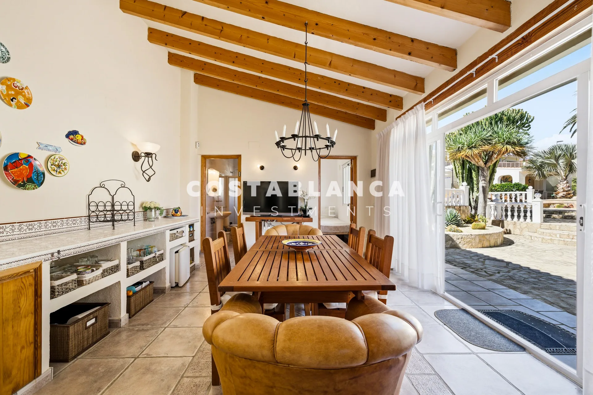 Charming villa with independent guest apartment and pool for sale in La Nucía.