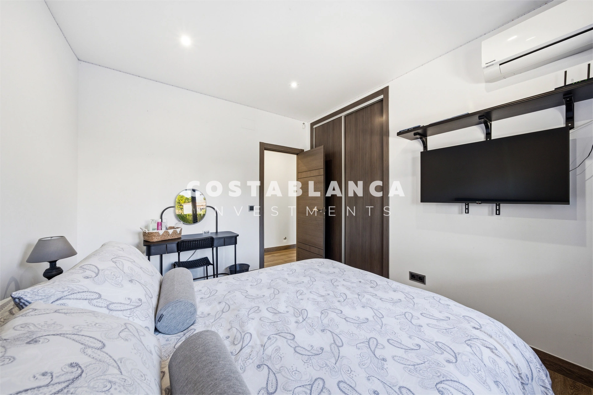 Vilă de lux complet recondiționată cu apartament privat, piscină și vedere la munte, de vânzare în Benidorm.