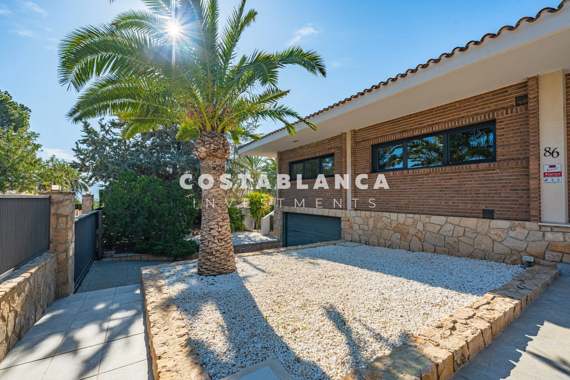 Vilă de lux complet recondiționată cu apartament privat, piscină și vedere la munte, de vânzare în Benidorm.