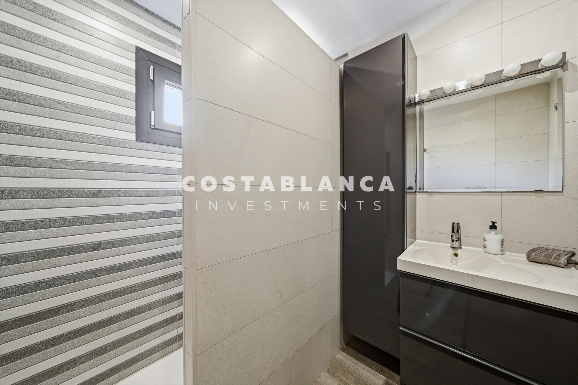 Vilă de lux complet recondiționată cu apartament privat, piscină și vedere la munte, de vânzare în Benidorm.