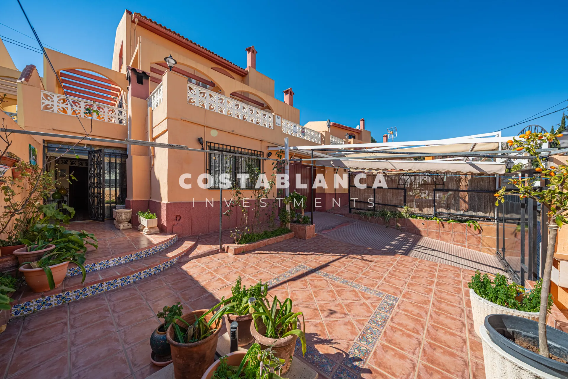 Large family home with pool and summer kitchen for sale in La Nucía.
