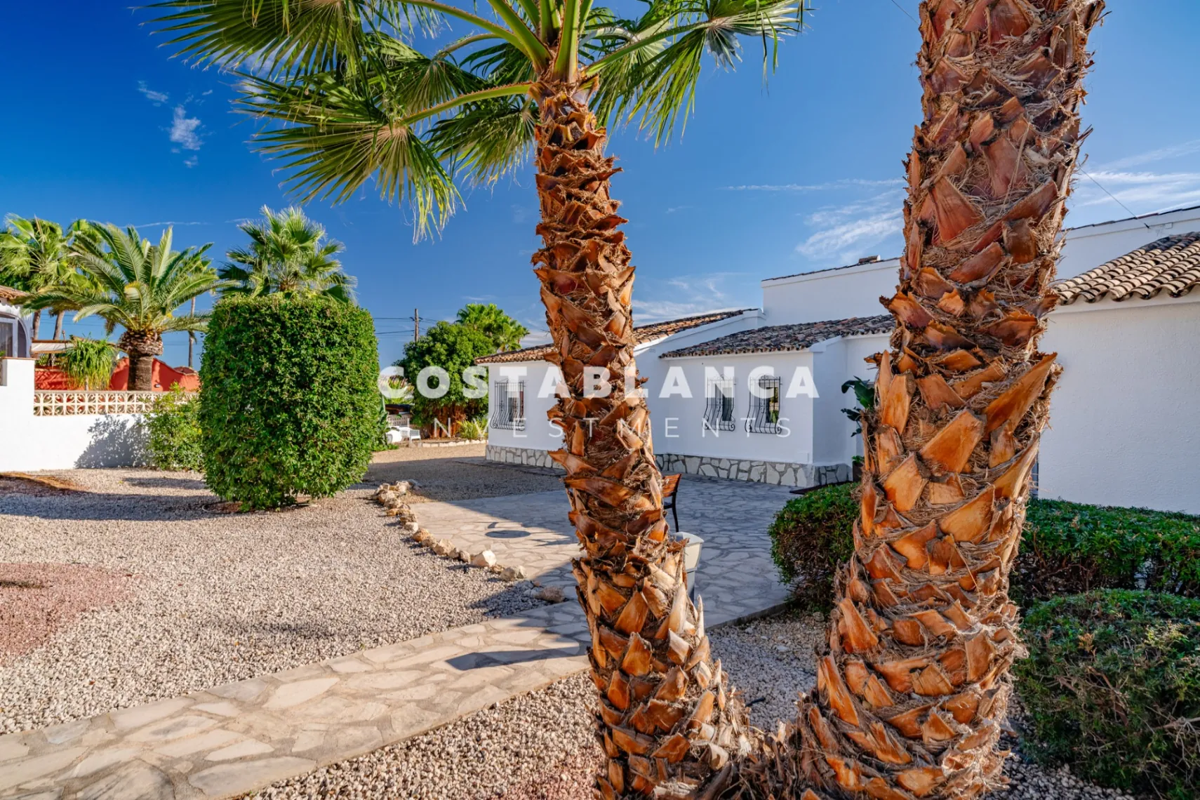 Vila de vis în stil Ibiza, pe o parcelă dublă cu vedere la Peñón de Ifach, de vânzare în Calpe.