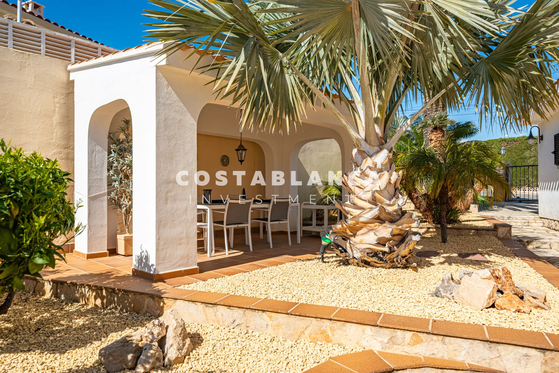 Charming villa with independent guest apartment and pool for sale in La Nucía.