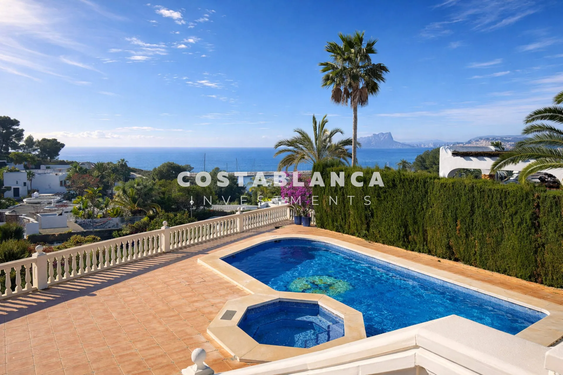 Vila mediteraneană cu vedere la mare și vedere la marină de vânzare în Moraira.