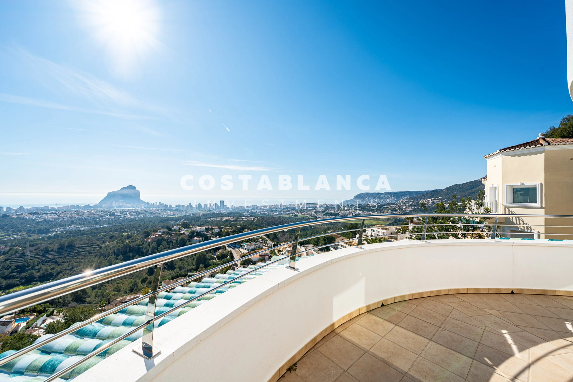 Vilă impresionantă cu vederi panoramice la mare de vânzare în Calpe.