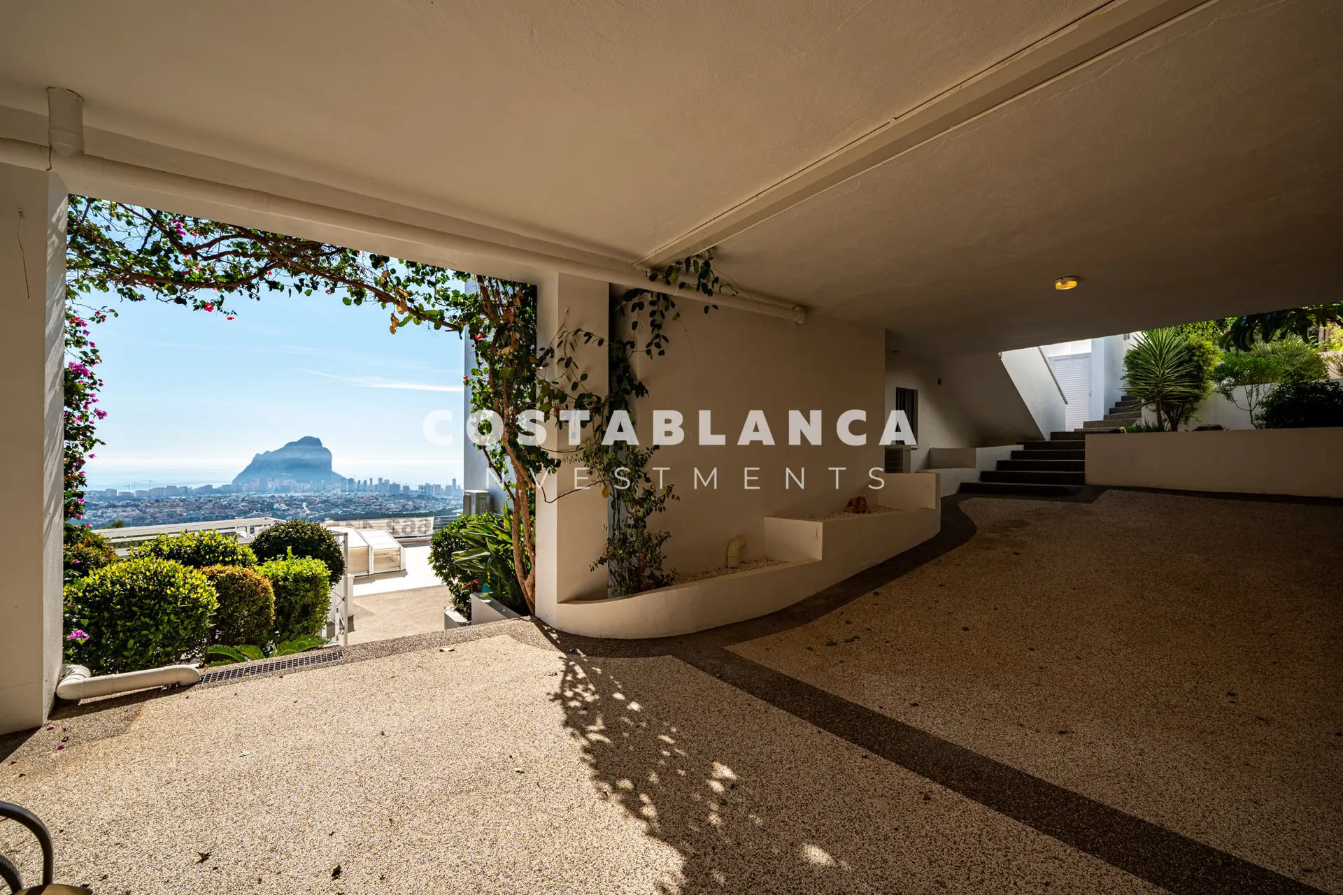 Vilă impresionantă cu vederi panoramice la mare de vânzare în Calpe.