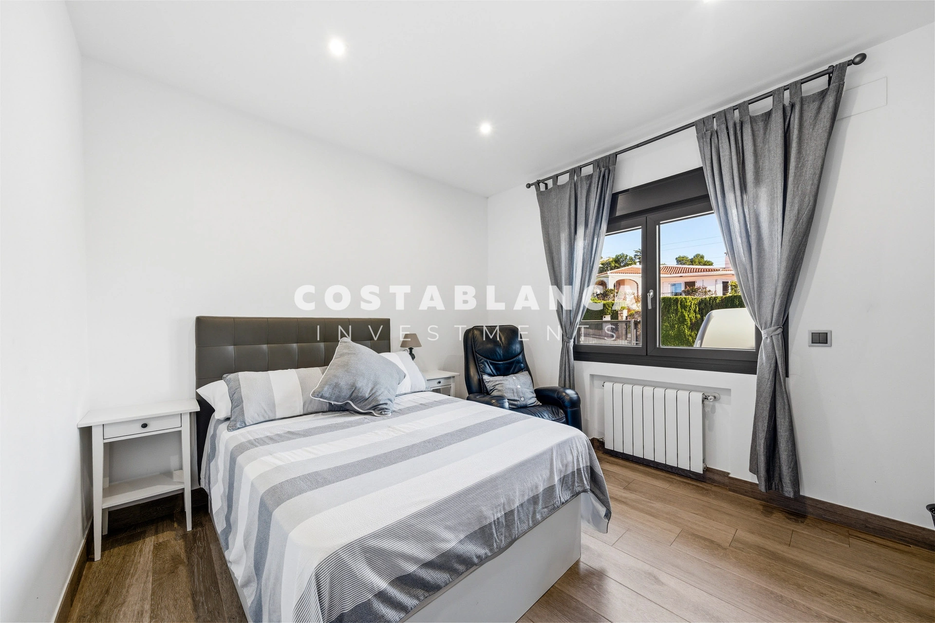 Vilă de lux complet recondiționată cu apartament privat, piscină și vedere la munte, de vânzare în Benidorm.