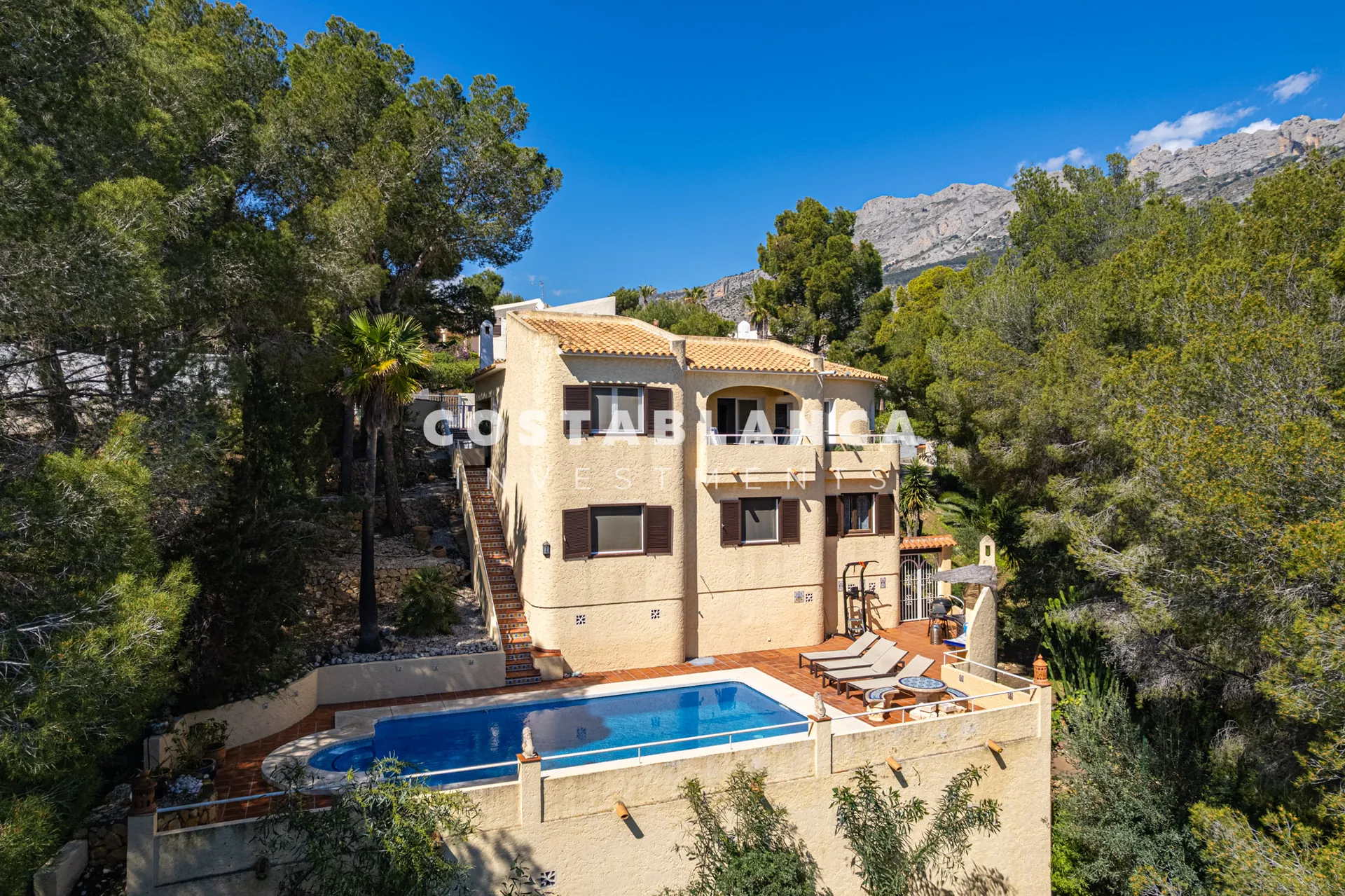 Vila privată cu vedere la mare pe o parcelă de 2.120 m2 de vânzare în Altea.