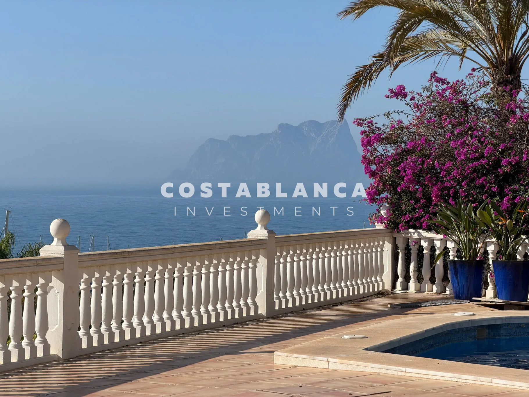 Vila mediteraneană cu vedere la mare și vedere la marină de vânzare în Moraira.