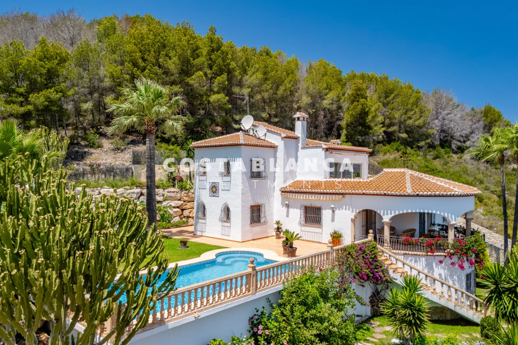 Luxury double plot with uninterrupted views of the green area and the sea for sale in Jávea.