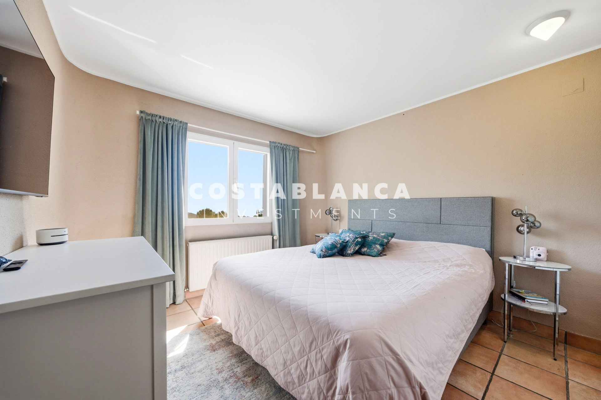 Vila privată cu vedere la mare pe o parcelă de 2.120 m2 de vânzare în Altea.