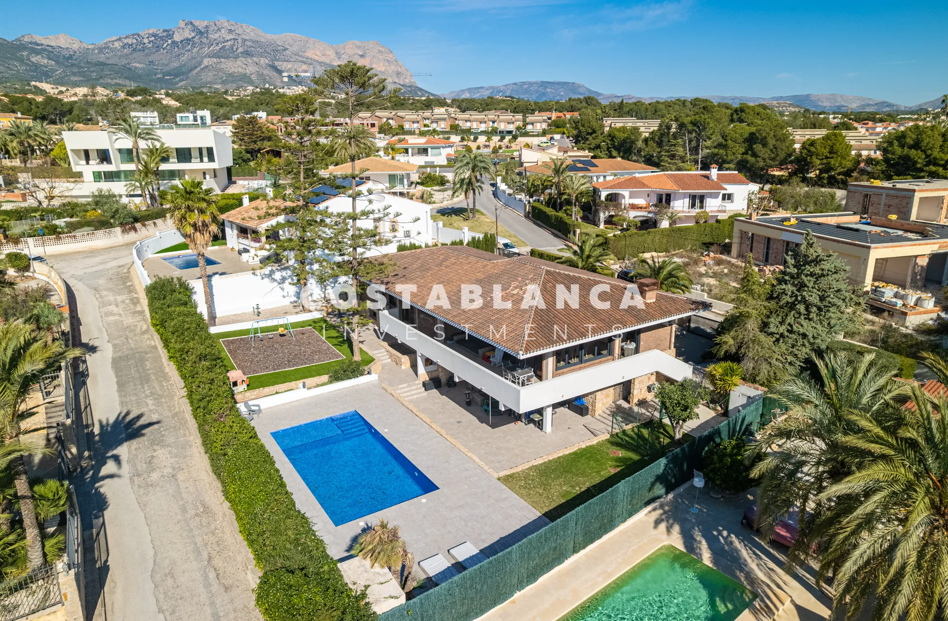 Vilă de lux complet recondiționată cu apartament privat, piscină și vedere la munte, de vânzare în Benidorm.