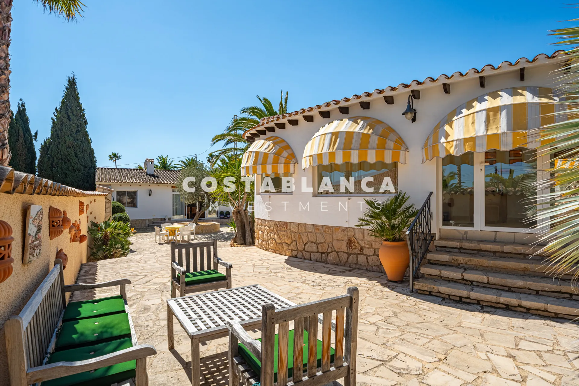 Charming villa with independent guest apartment and pool for sale in La Nucía.