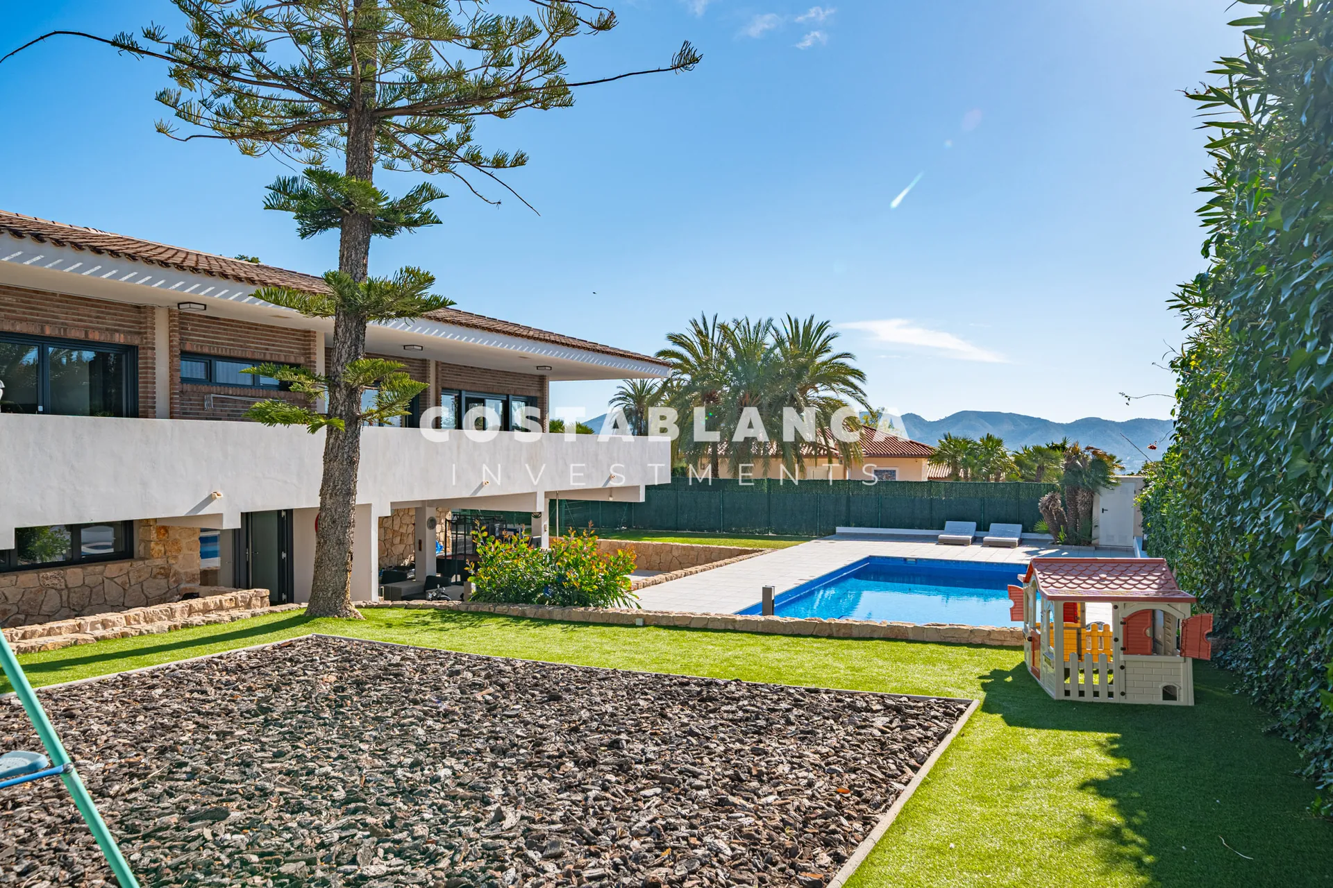 Vilă de lux complet recondiționată cu apartament privat, piscină și vedere la munte, de vânzare în Benidorm.