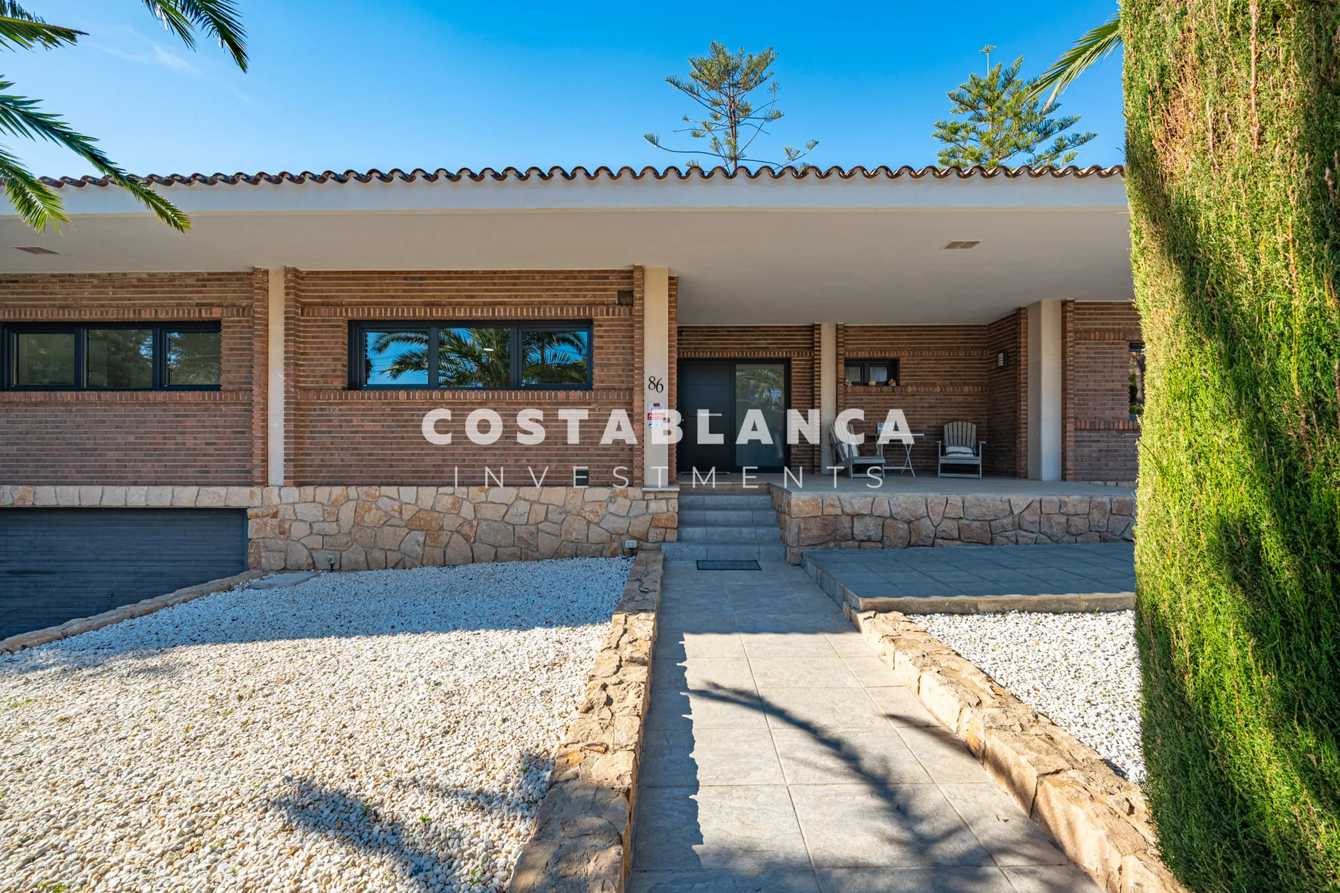Vilă de lux complet recondiționată cu apartament privat, piscină și vedere la munte, de vânzare în Benidorm.