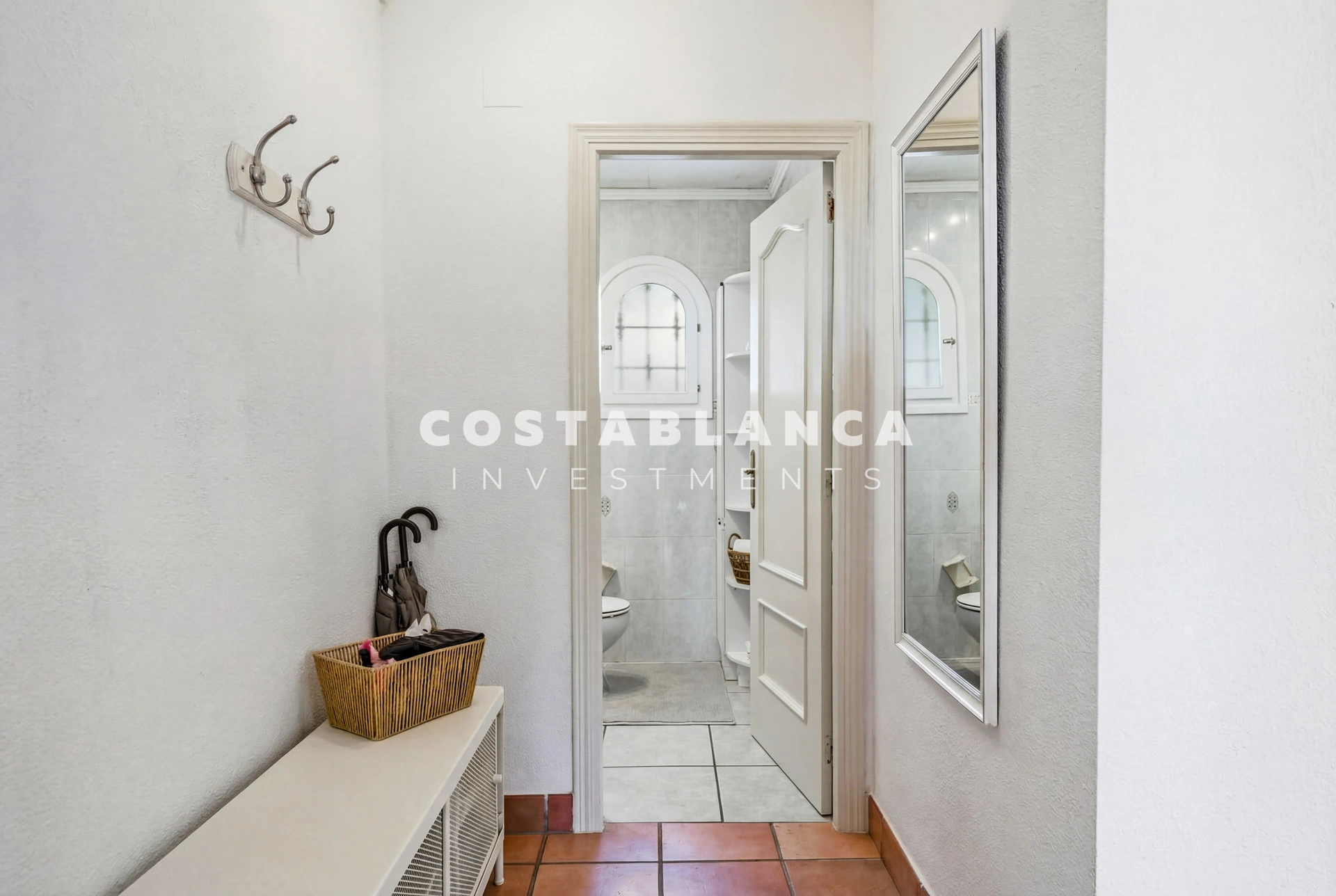 Vila privată cu vedere la mare pe o parcelă de 2.120 m2 de vânzare în Altea.