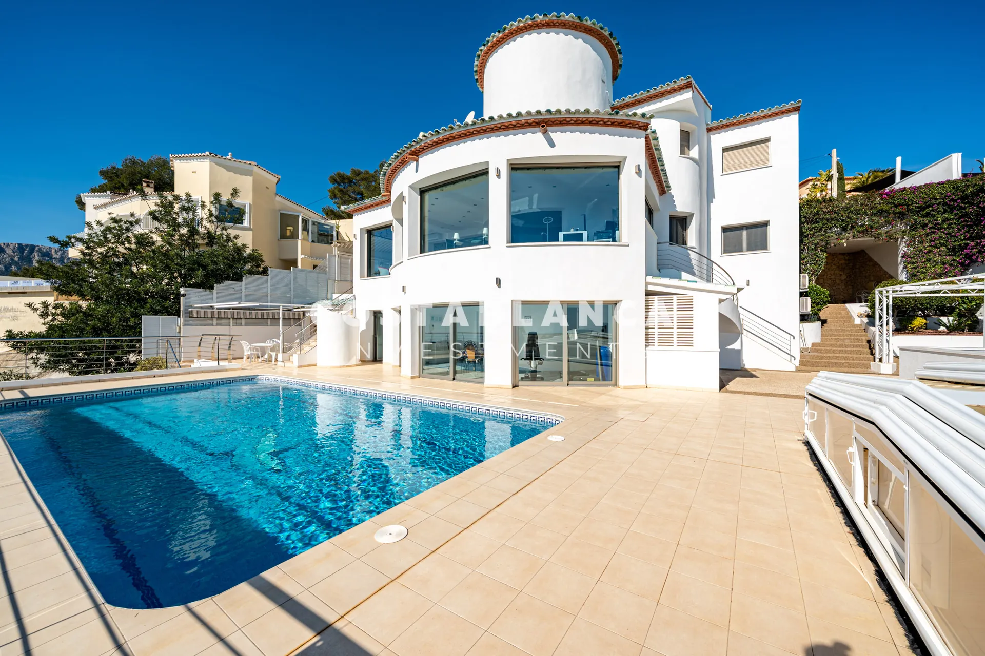 Vilă impresionantă cu vederi panoramice la mare de vânzare în Calpe.