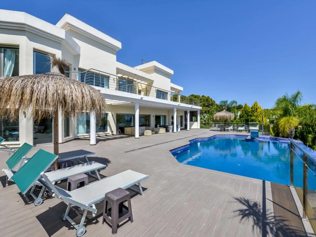Vila Impresionantă de Lux cu Piscină Încălzită și Jacuzzi de Vânzare în Benissa