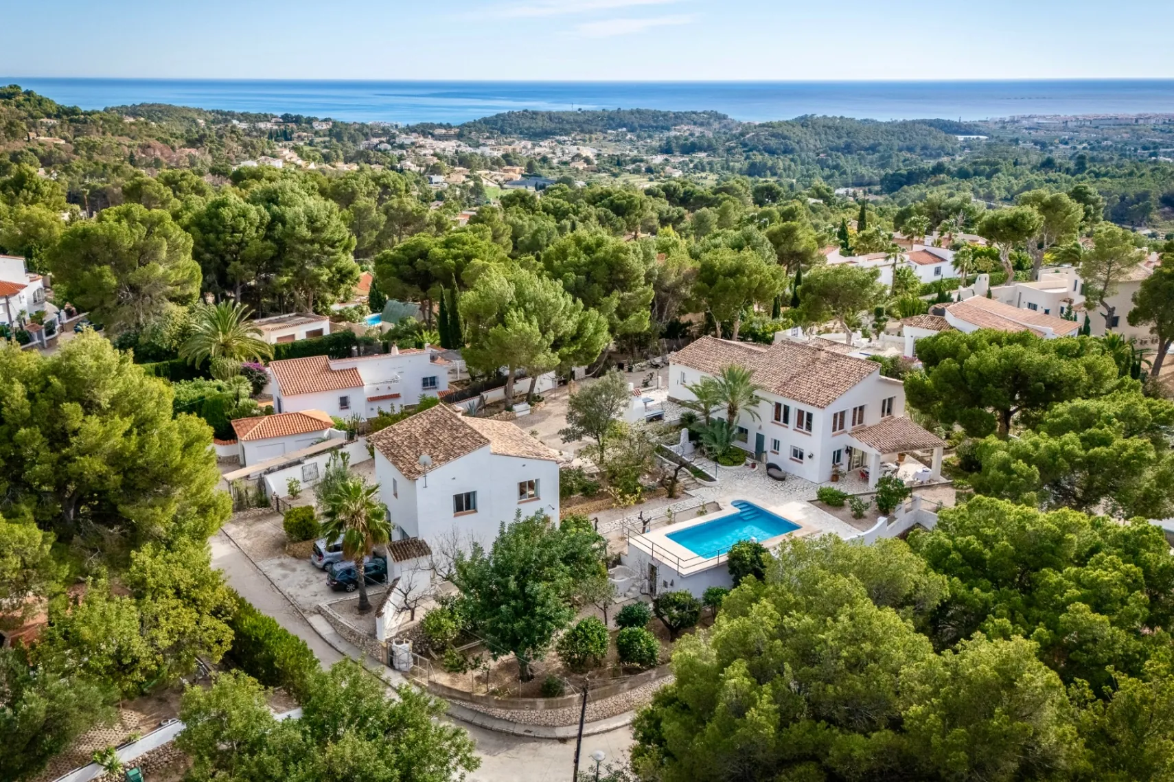 Chalet with garage and large plot for sale in Altea