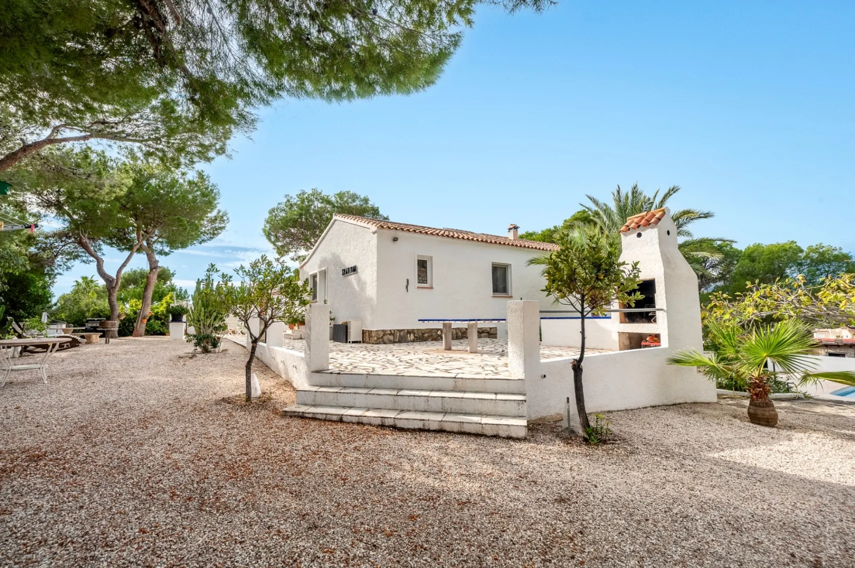Chalet with garage and large plot for sale in Altea