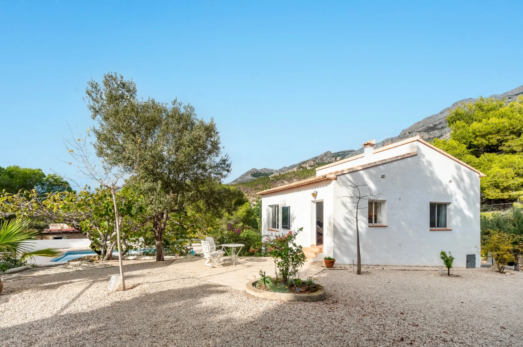 Chalet with garage and large plot for sale in Altea