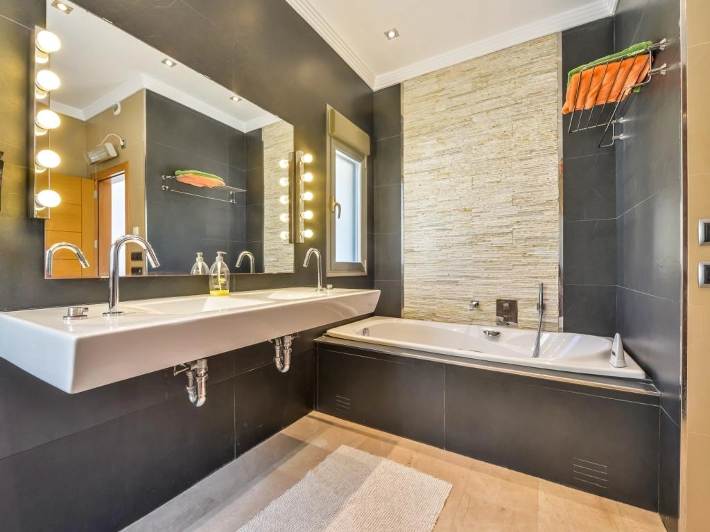 Vila Impresionantă de Lux cu Piscină Încălzită și Jacuzzi de Vânzare în Benissa
