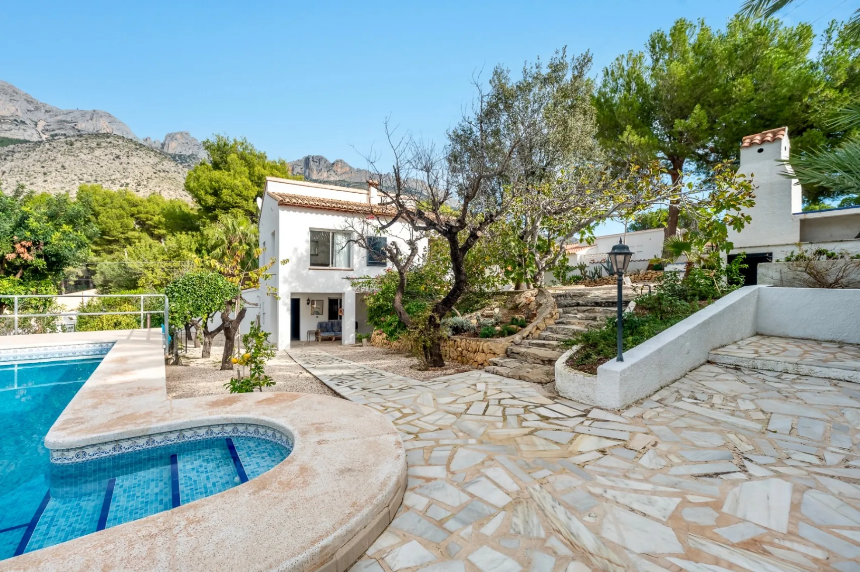 Chalet with garage and large plot for sale in Altea