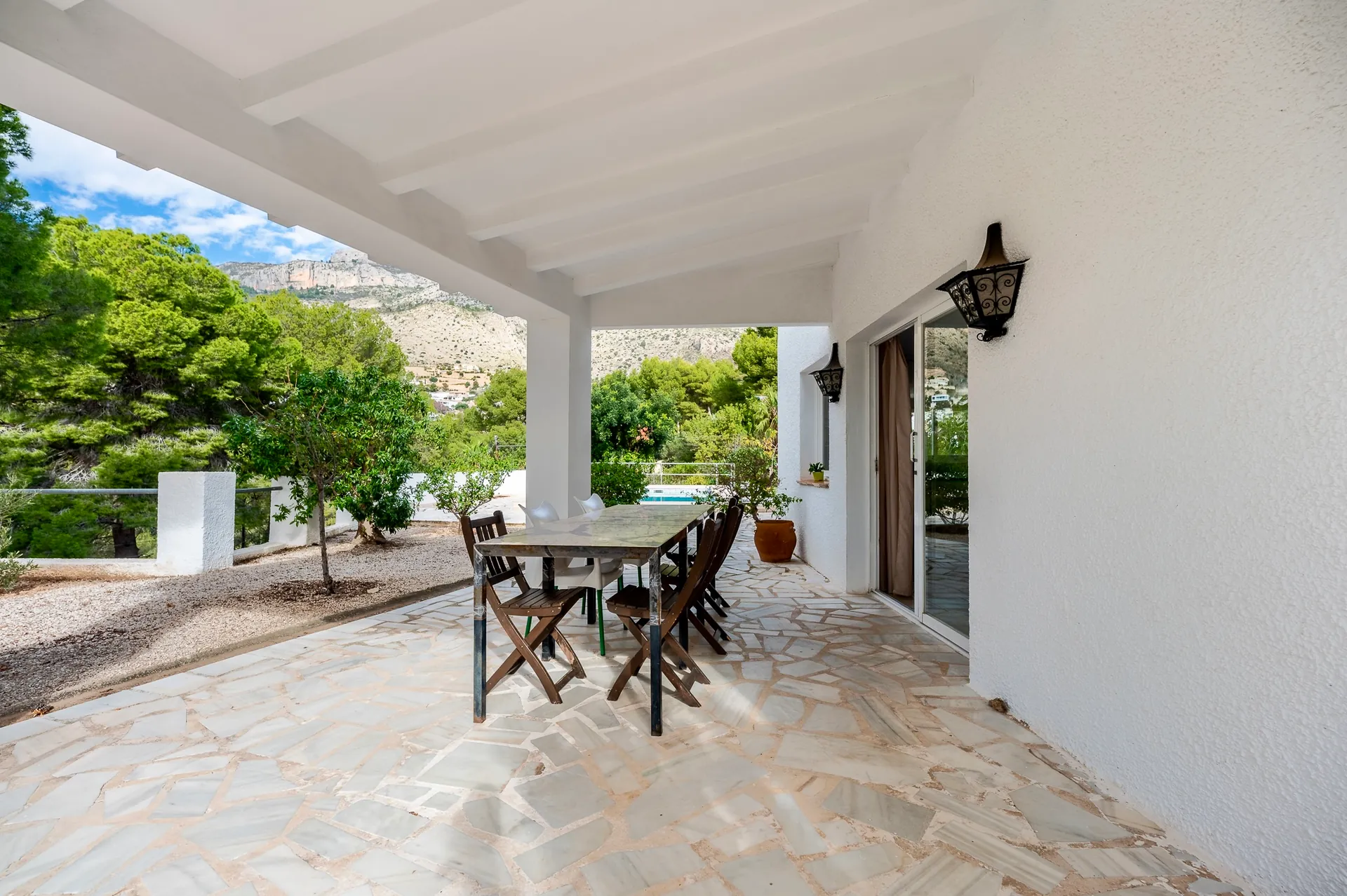 Chalet with garage and large plot for sale in Altea