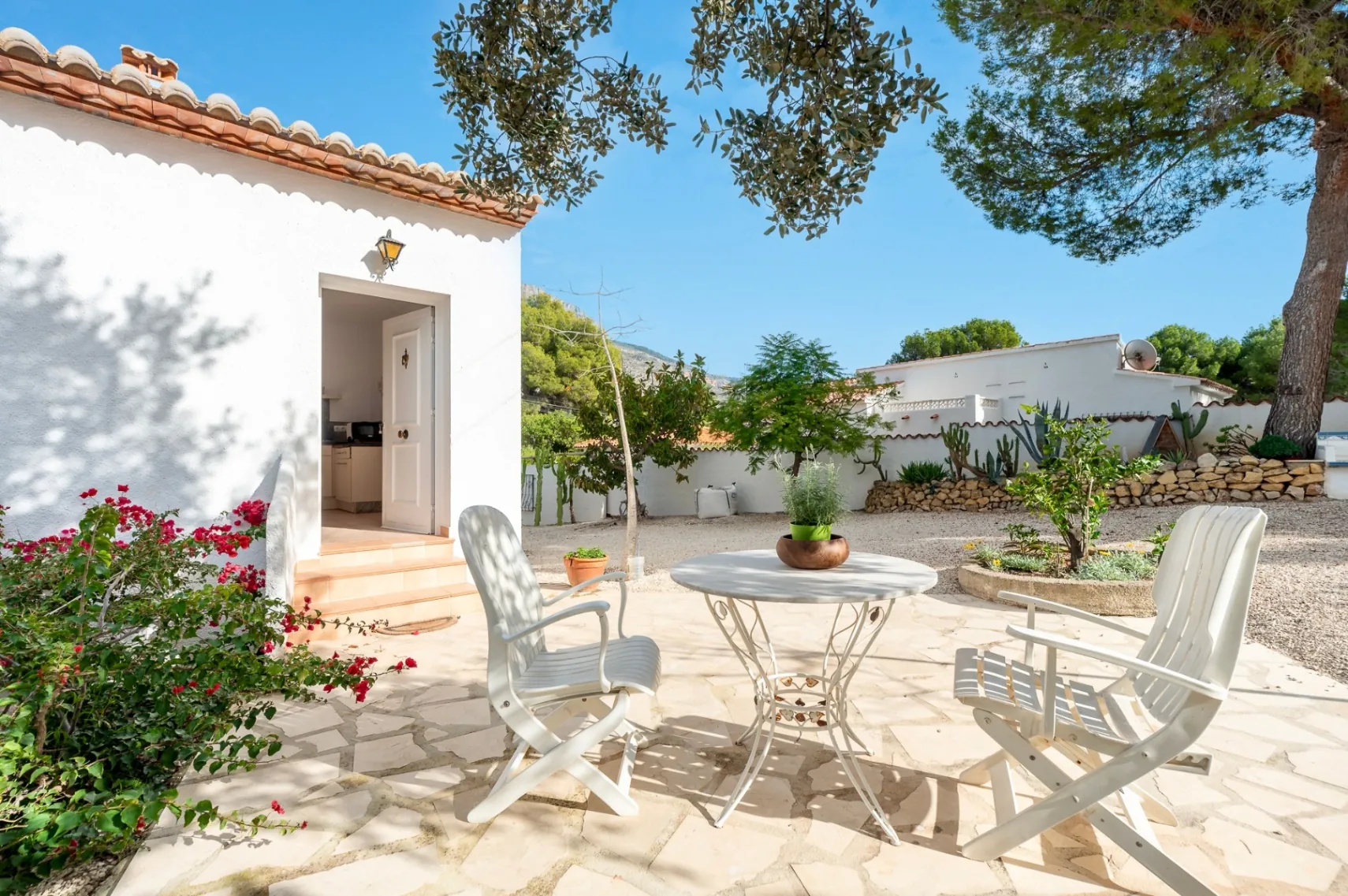 Chalet with garage and large plot for sale in Altea