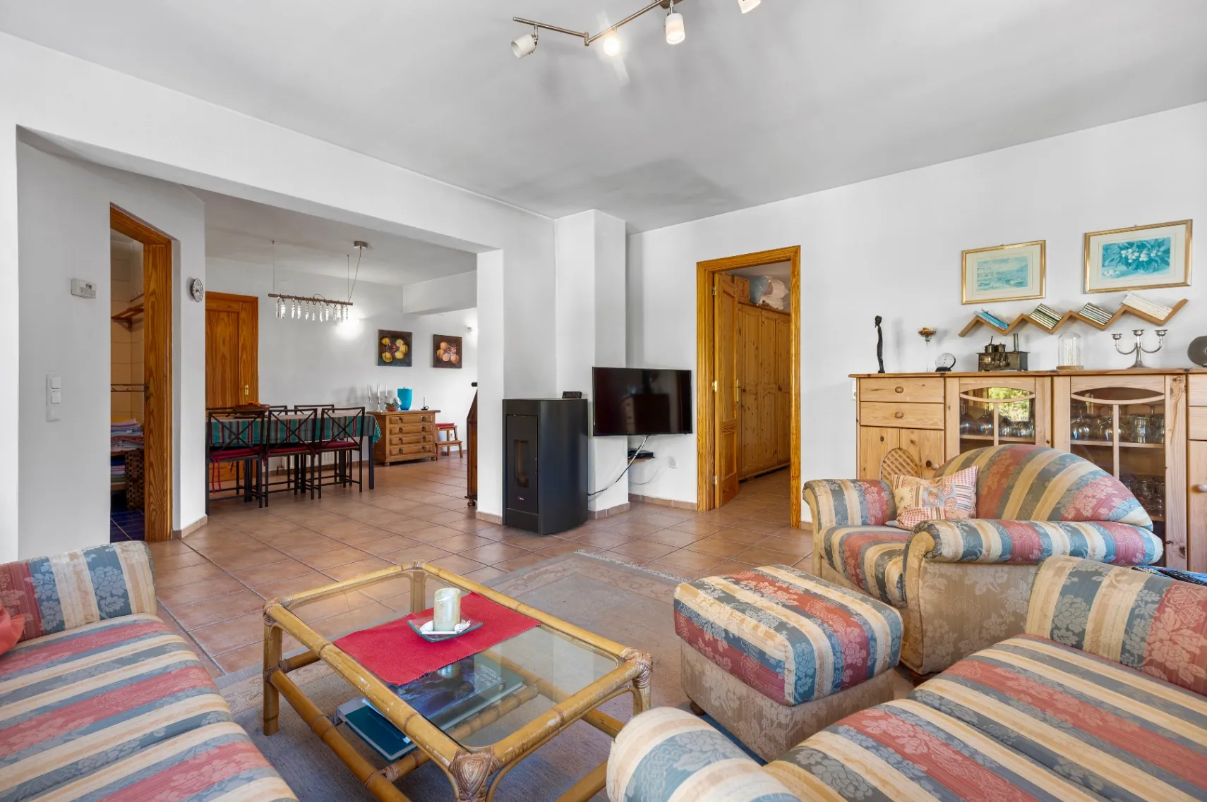 Chalet with garage and large plot for sale in Altea