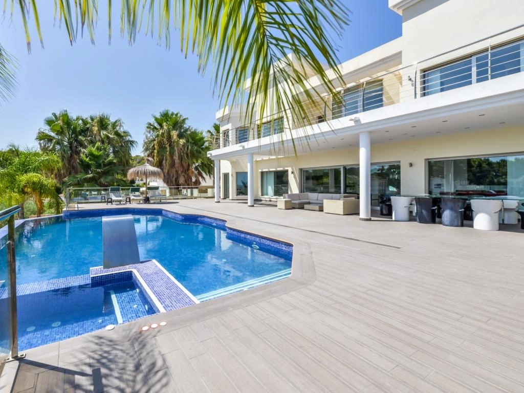 Vila Impresionantă de Lux cu Piscină Încălzită și Jacuzzi de Vânzare în Benissa