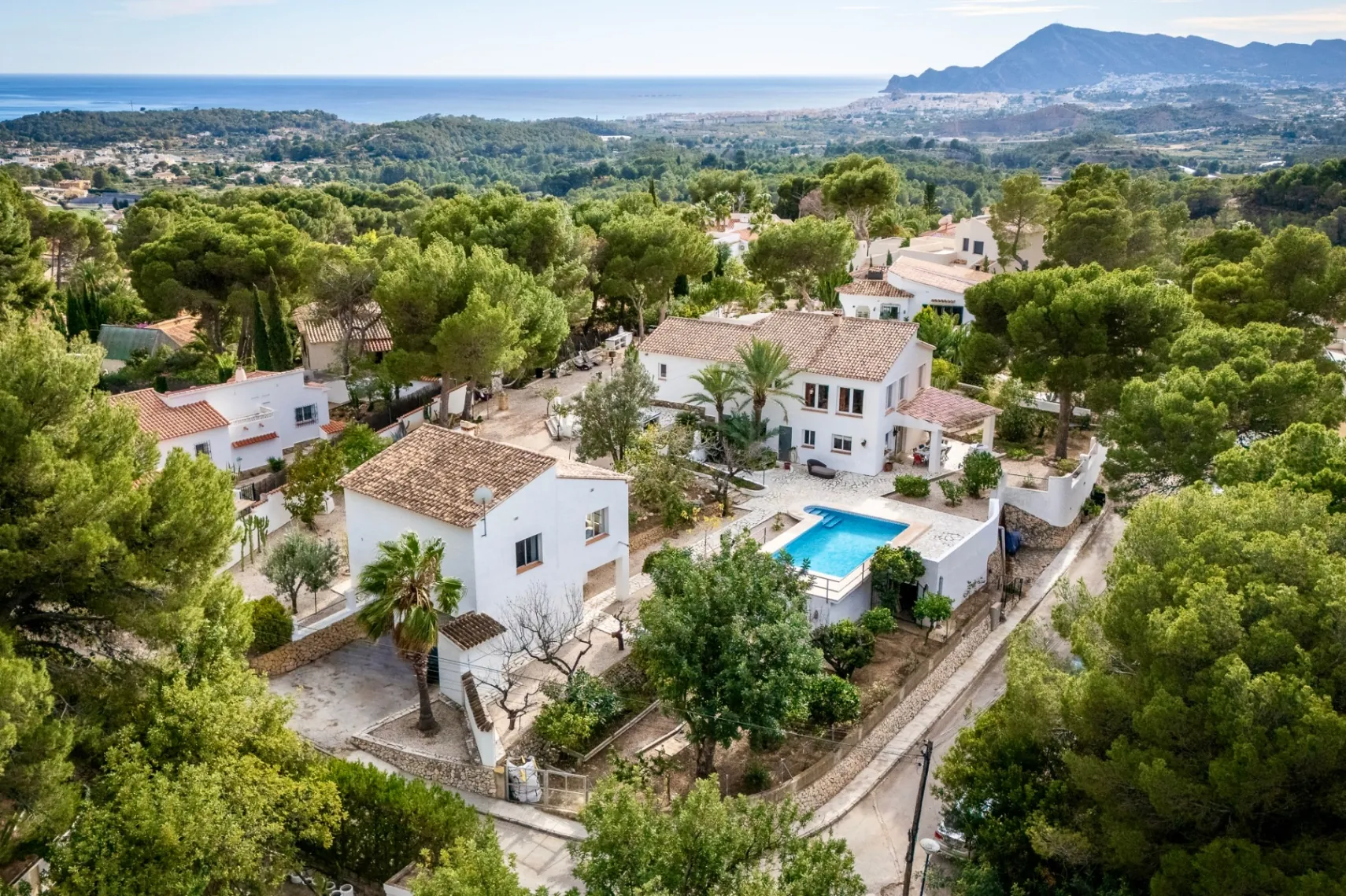 Chalet with garage and large plot for sale in Altea