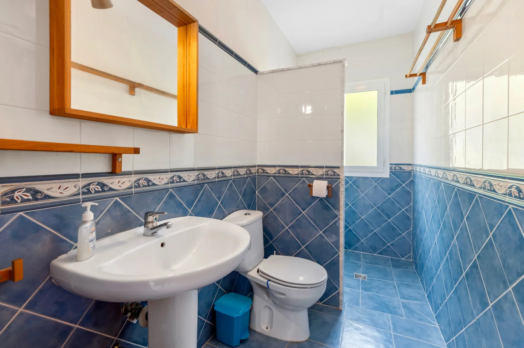 Chalet with garage and large plot for sale in Altea