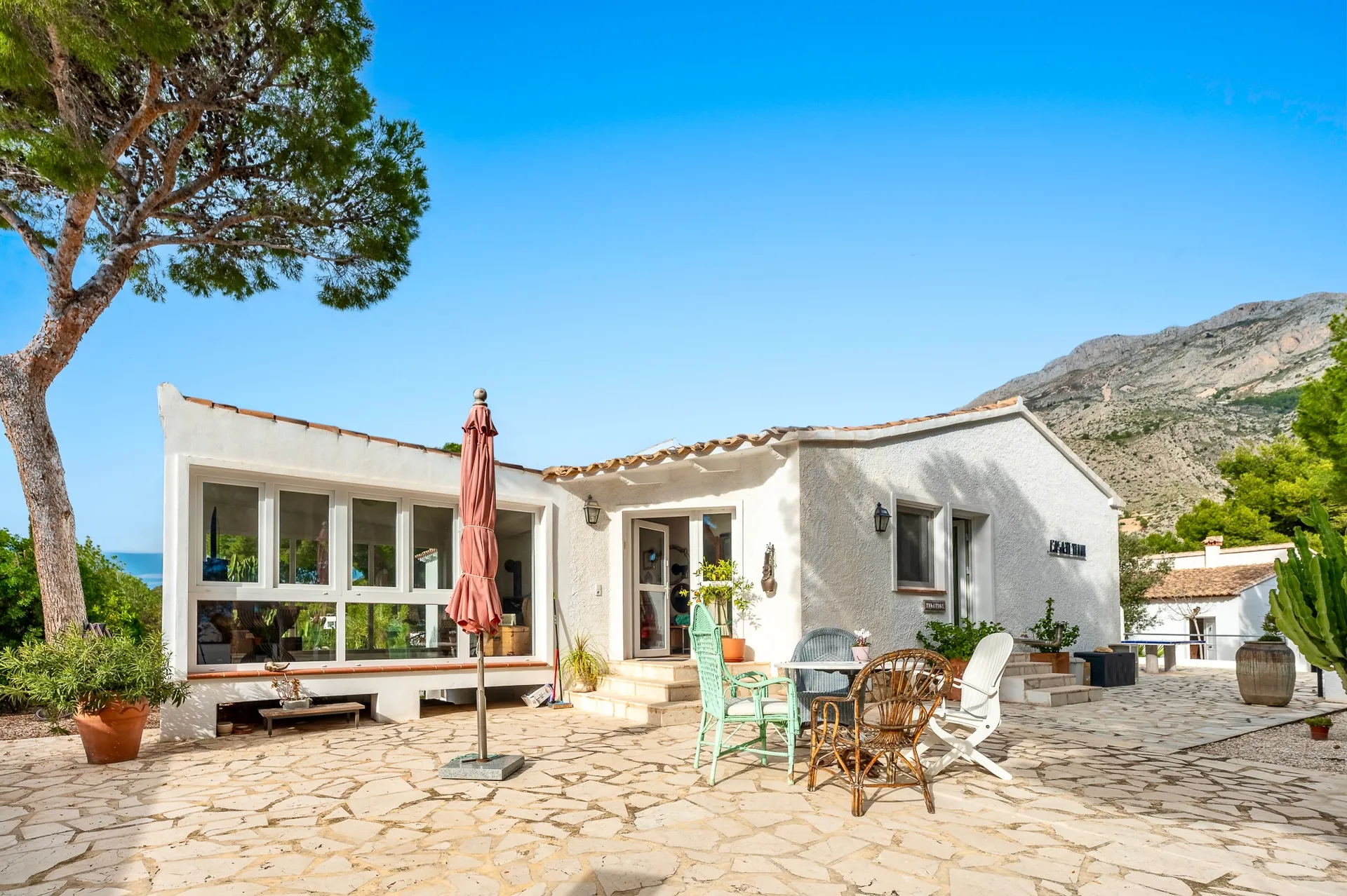 Chalet with garage and large plot for sale in Altea