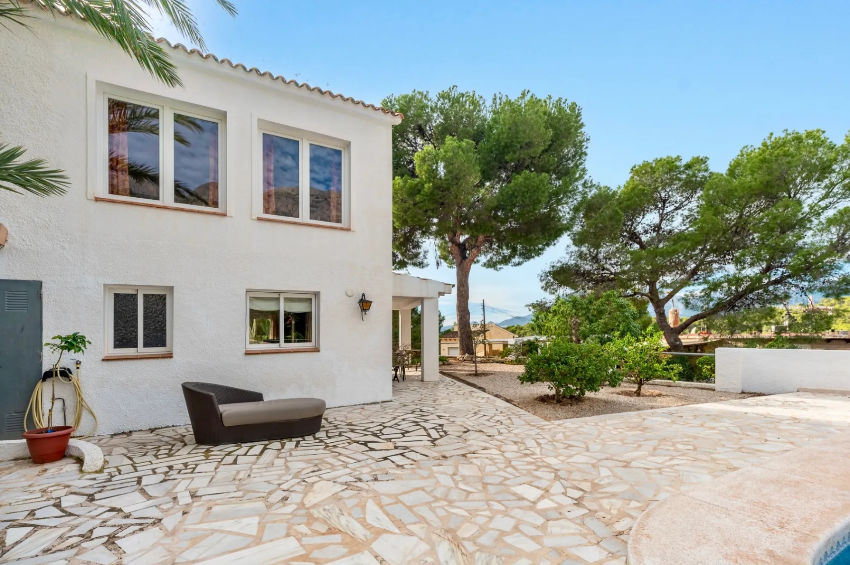 Chalet with garage and large plot for sale in Altea