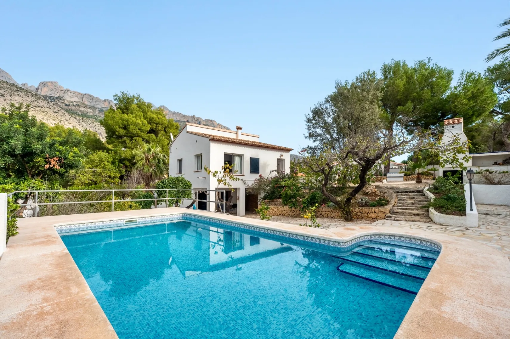 Chalet with garage and large plot for sale in Altea
